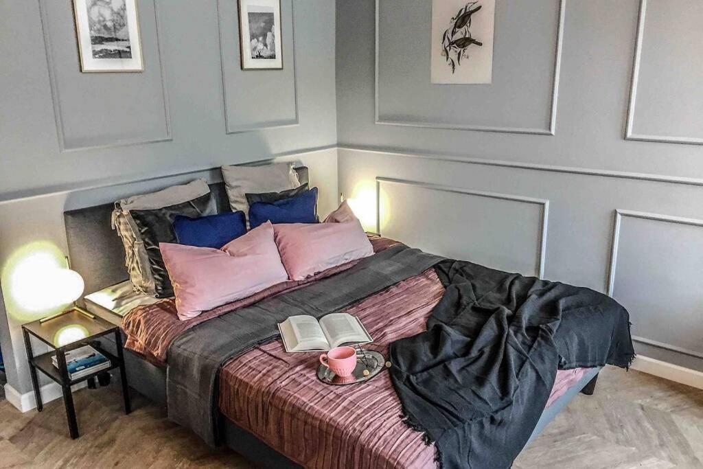 One-Bedroom Apartment,1053763894:JPEG
