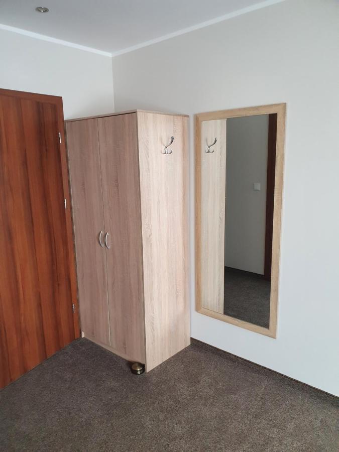 Doppel-/Zweibettzimmer mit Balkon