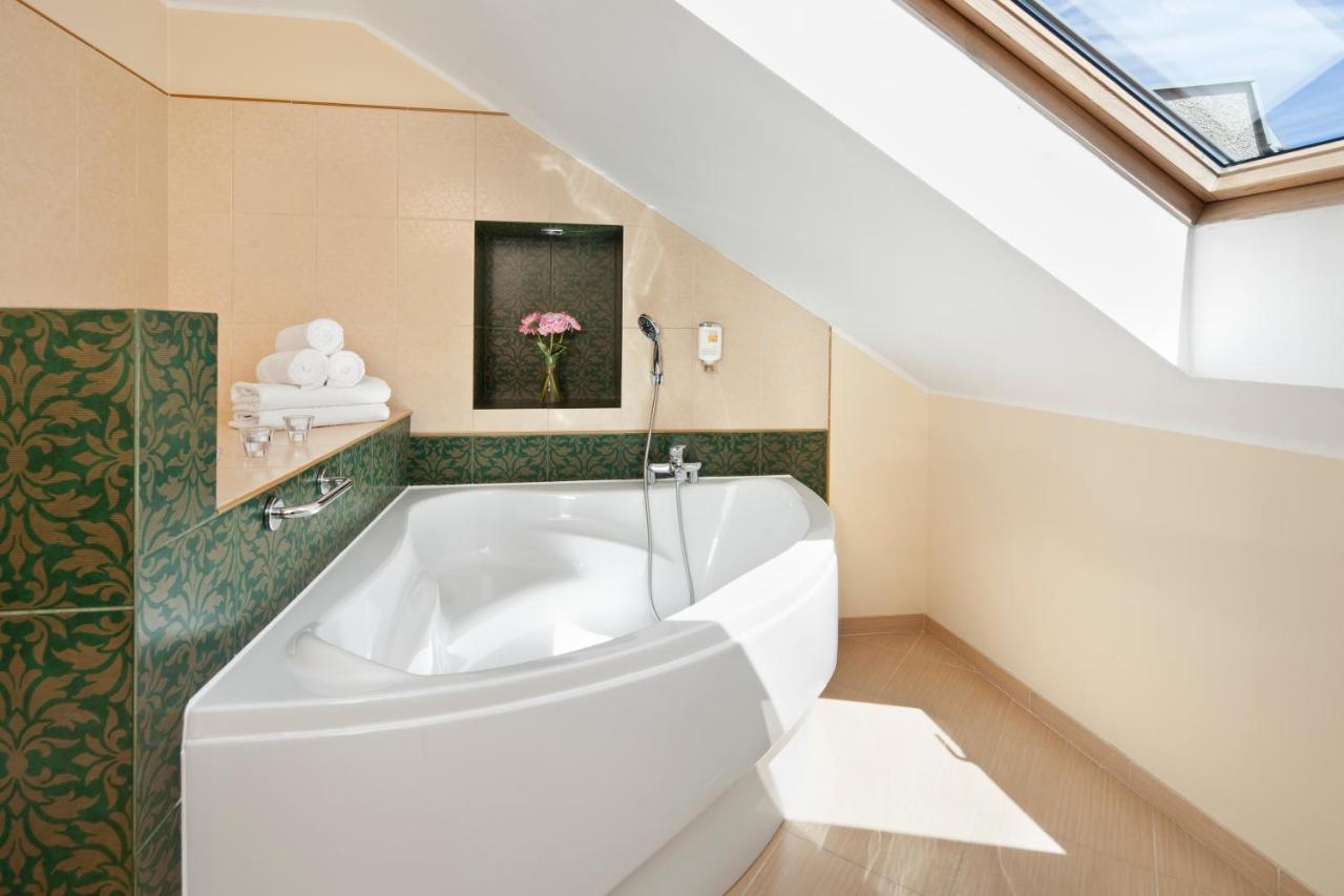 Superior Deluxe Double or Twin Room large bathroom