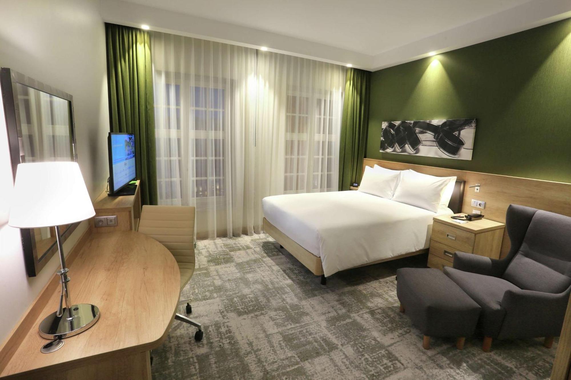 Queen Room Accessible