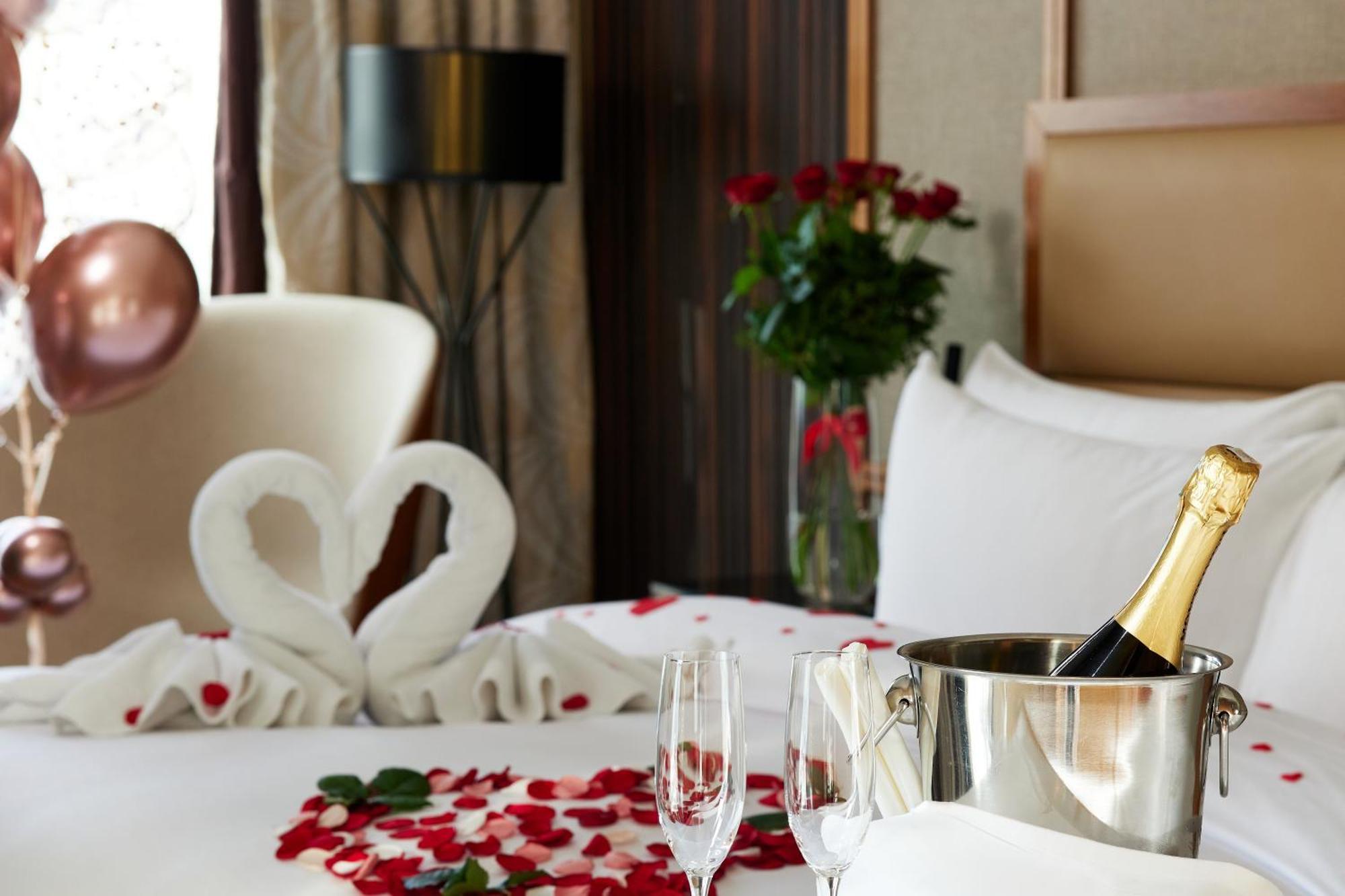 Hilton King Guestroom Courtyard