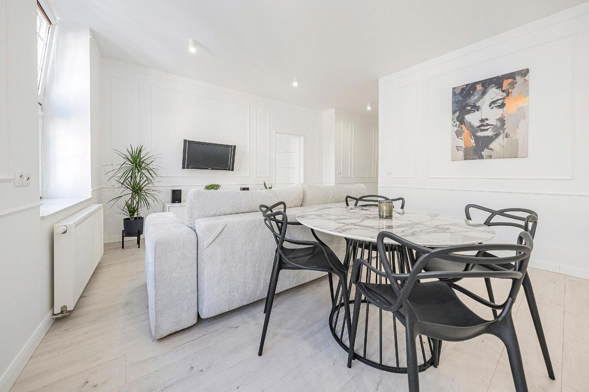 One-Bedroom Apartment Old Town View