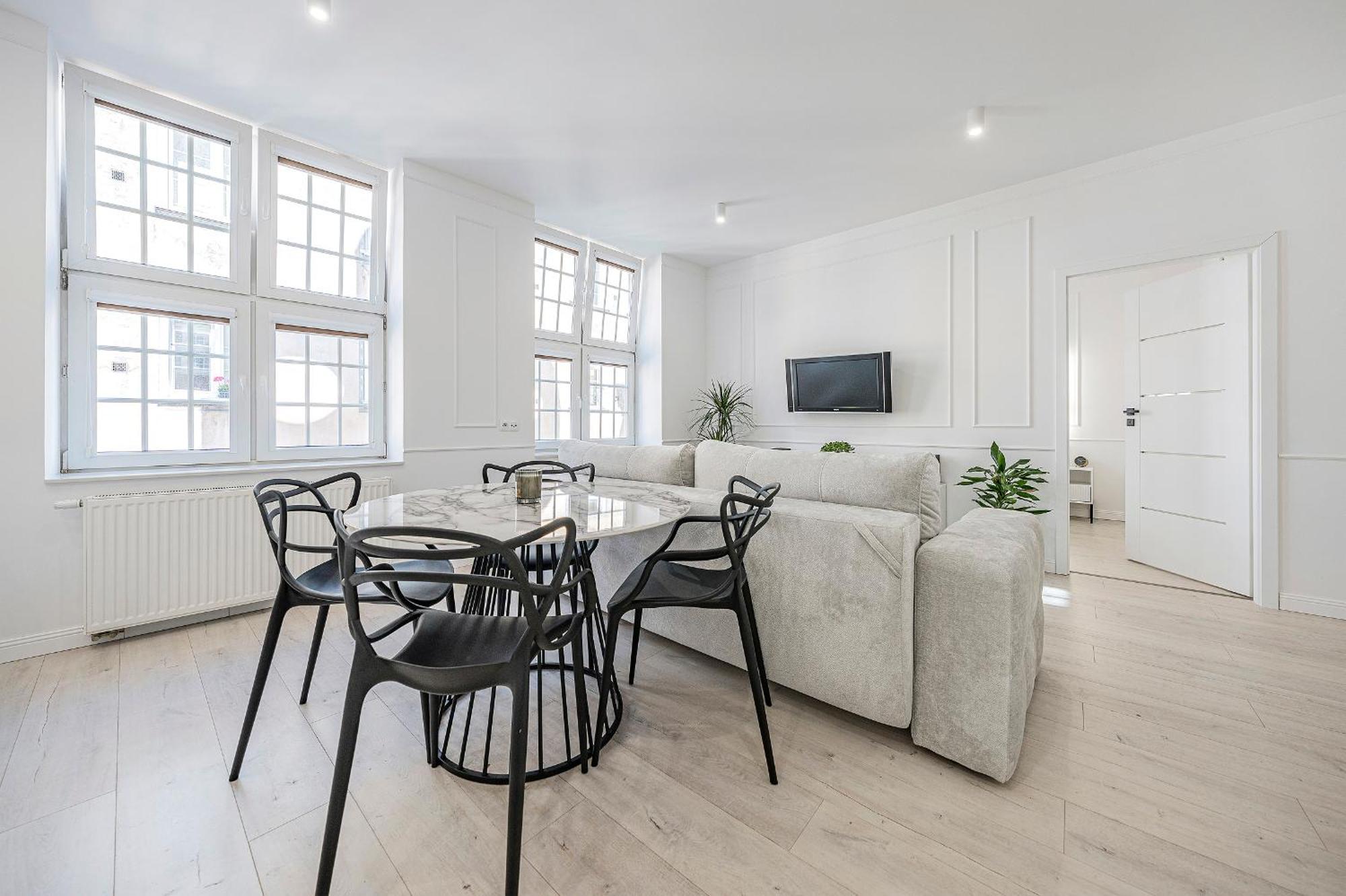 One-Bedroom Apartment Old Town View
