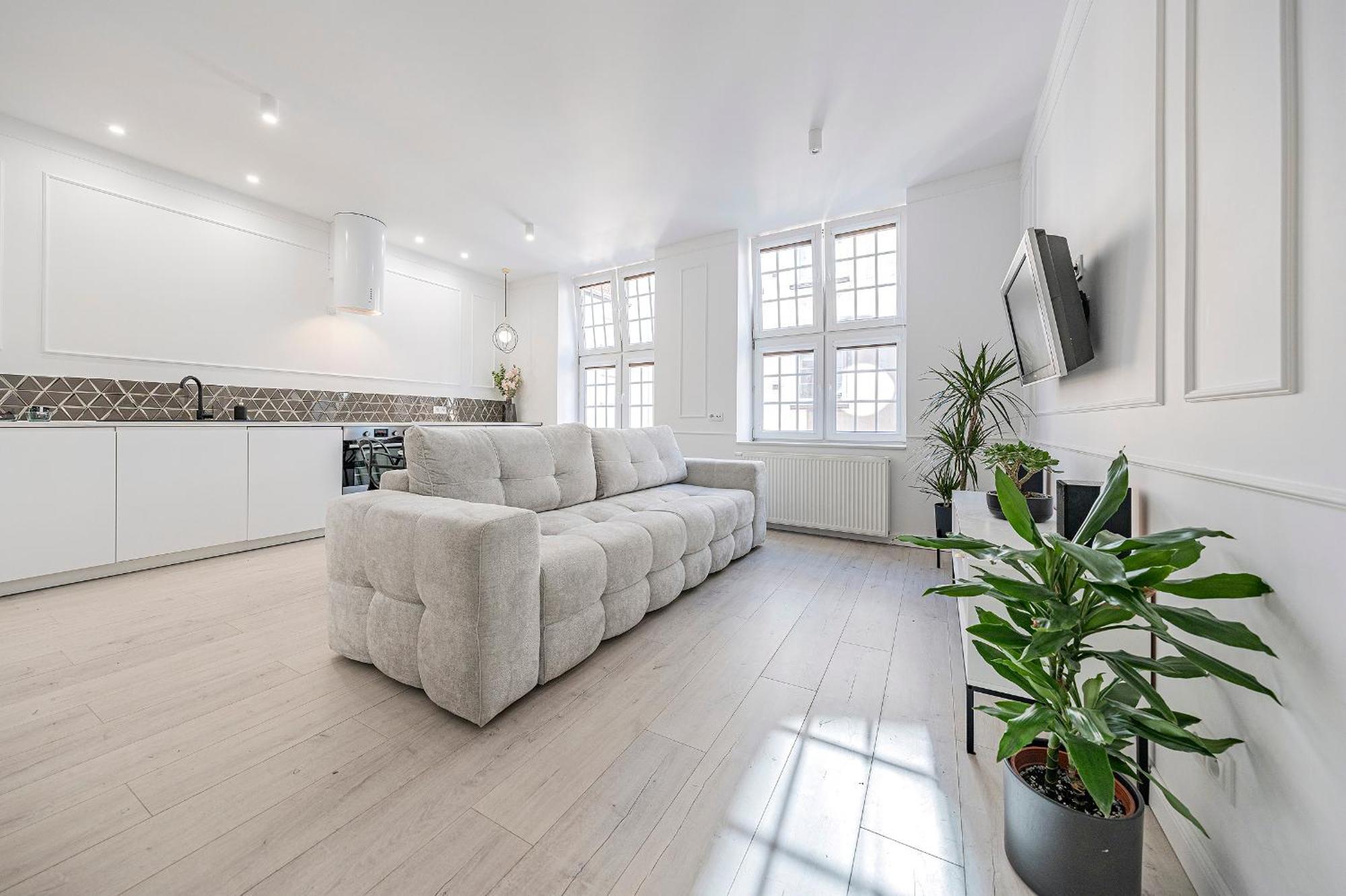 One-Bedroom Apartment Old Town View