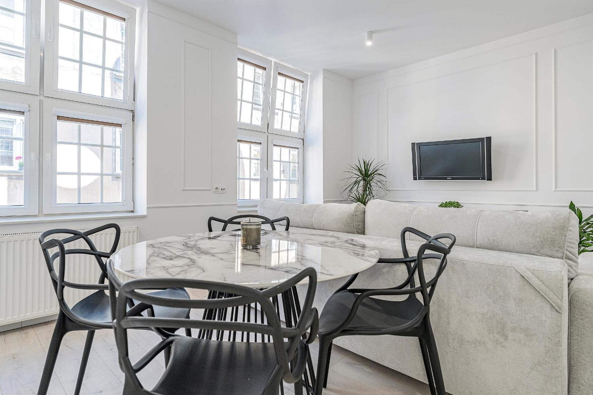 One-Bedroom Apartment Old Town View