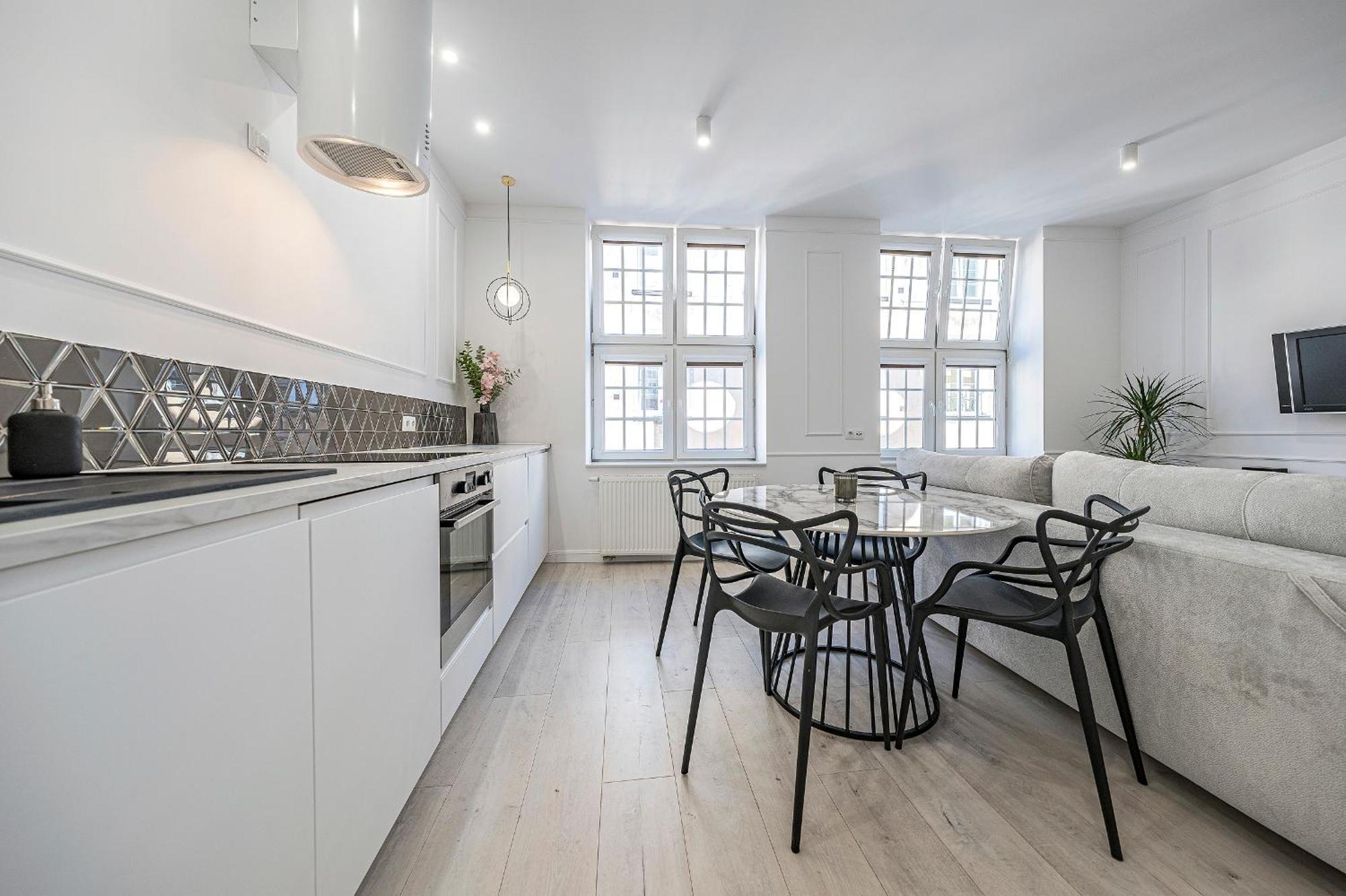 One-Bedroom Apartment Old Town View