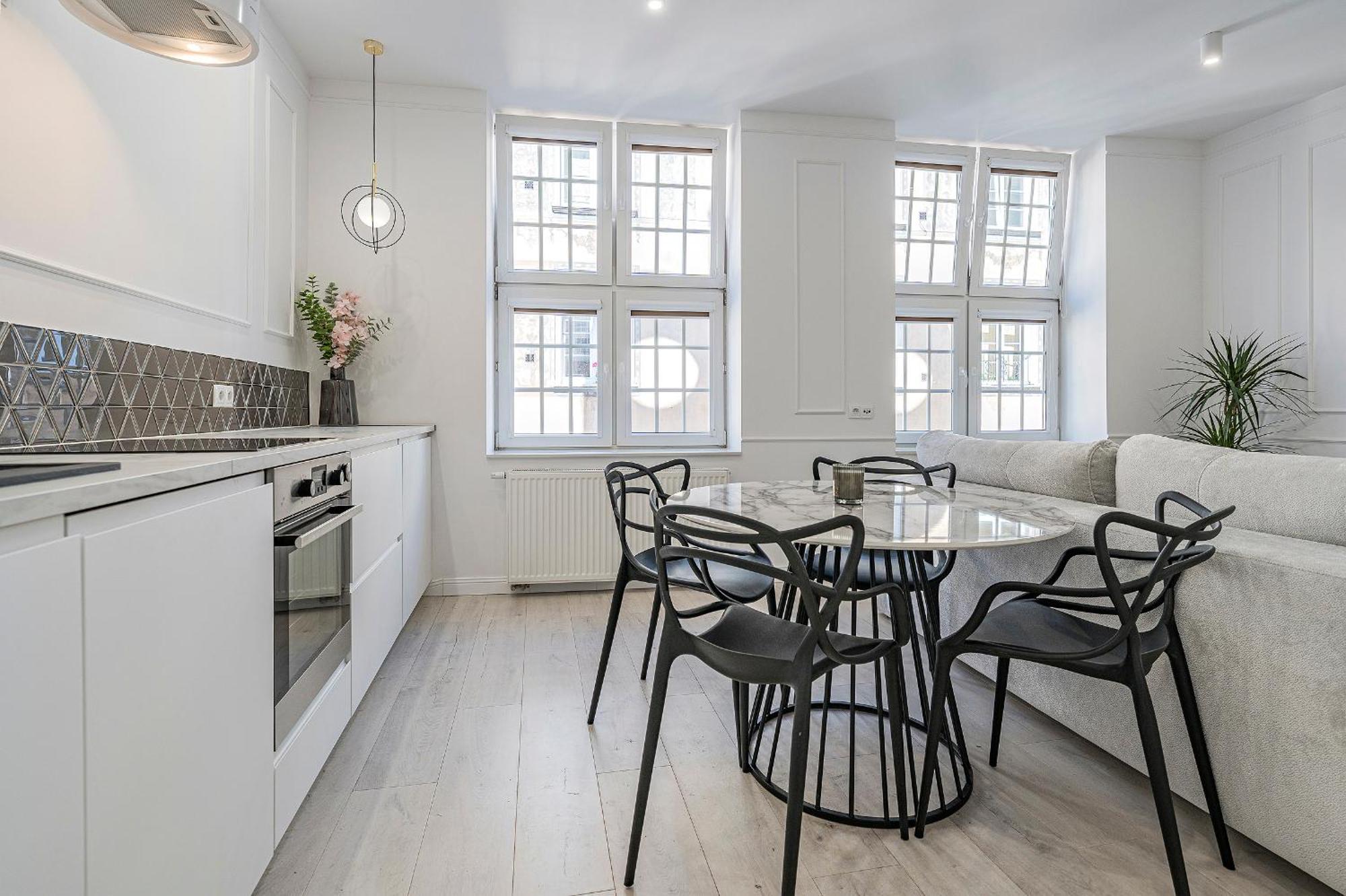 One-Bedroom Apartment Old Town View