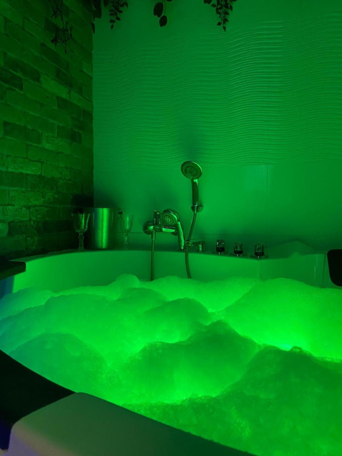 One-Bedroom Apartment Spa Bath