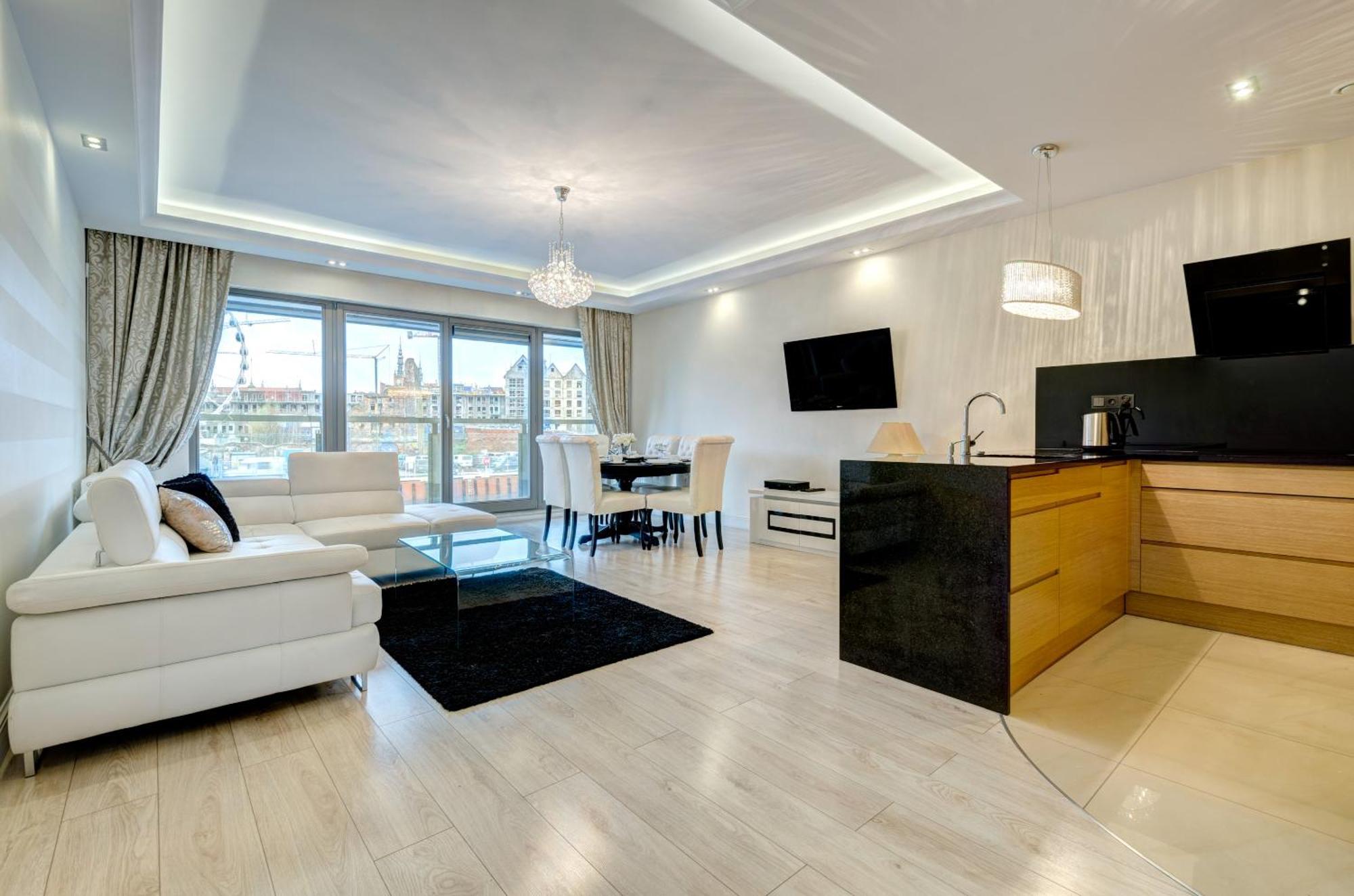 Premier Three-Bedroom Apartment River View Balcony