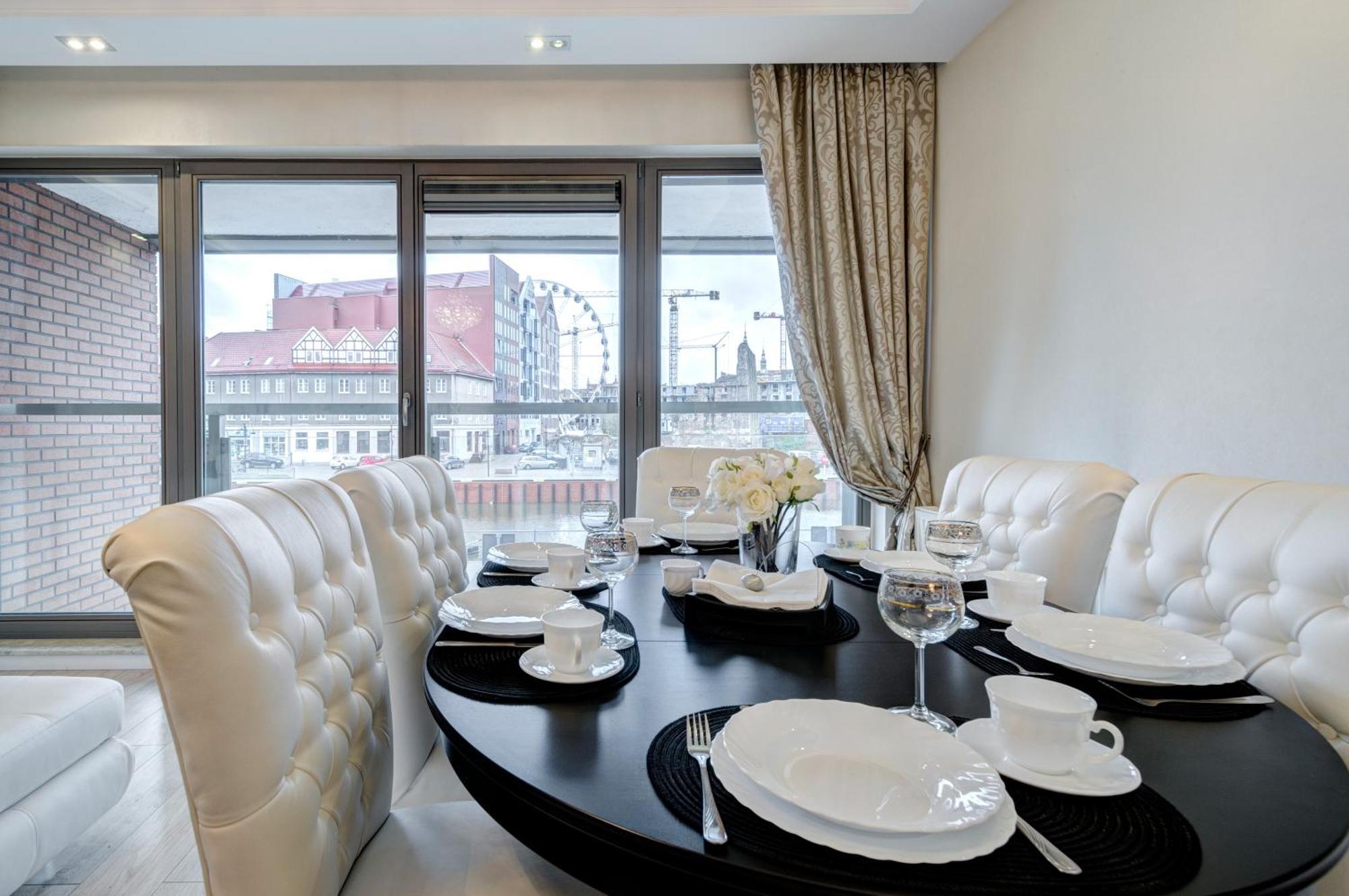 Premier Three-Bedroom Apartment River View Balcony