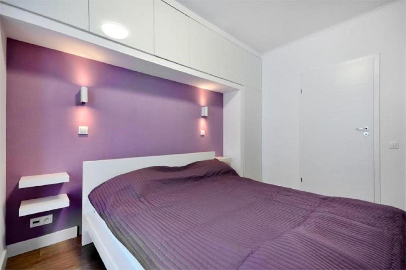 Deluxe One-Bedroom Apartment