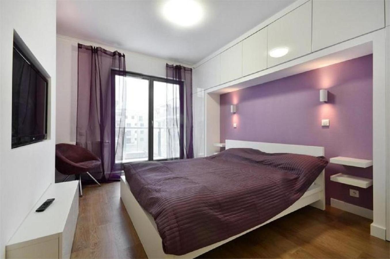 Deluxe One-Bedroom Apartment