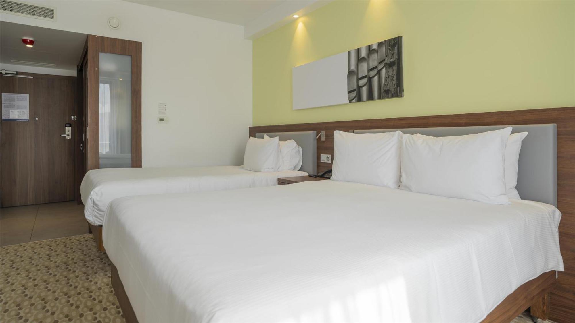 Queen Room One Queen Bed One Twin Bed