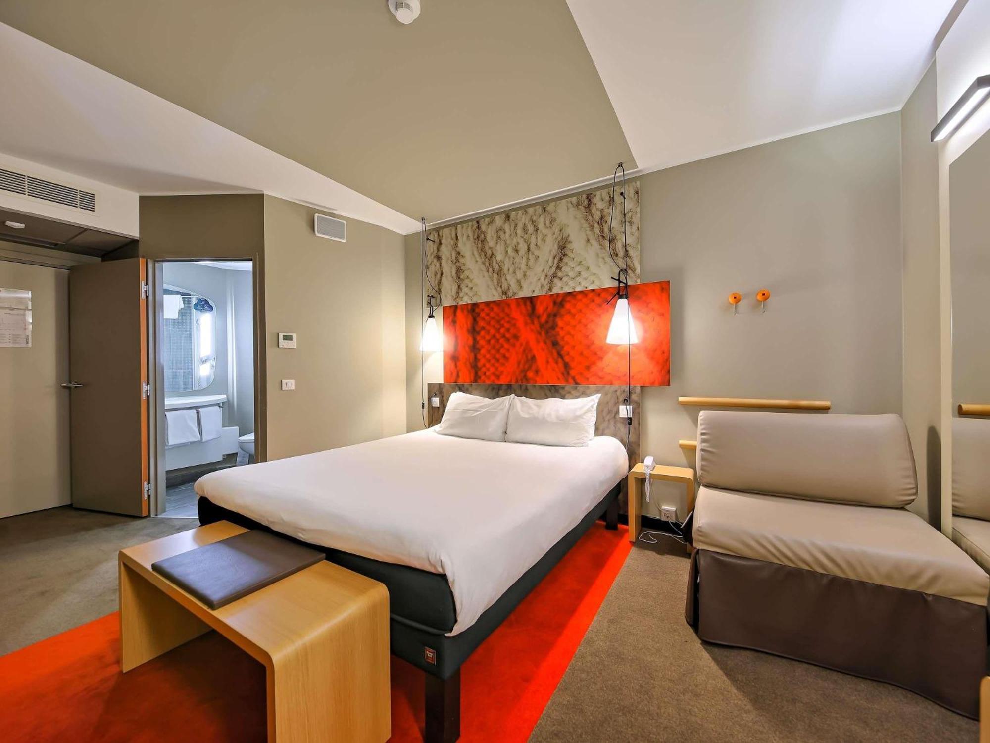 Queen Room with extra bed