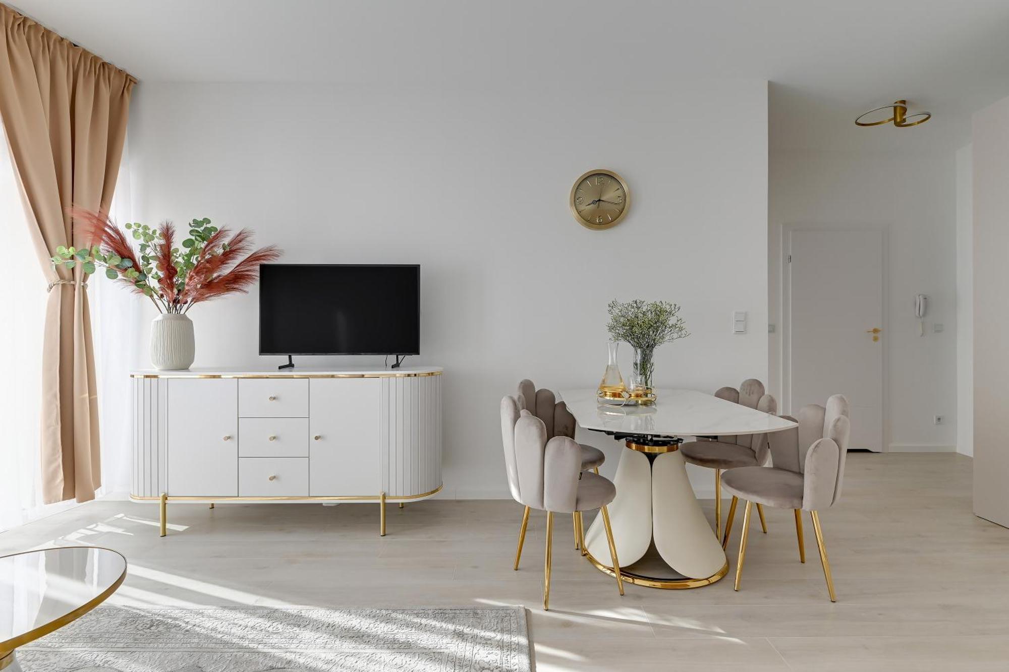 Deluxe One-Bedroom Apartment