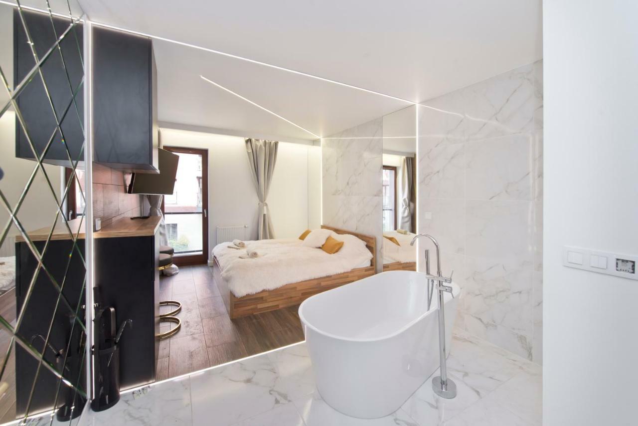Superior Apartment Bathtub