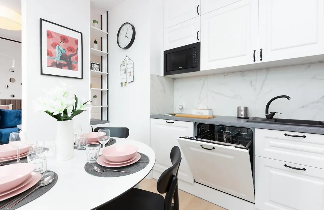 Nowoczesne Studio z Balkonem, Blisko Centrum by Noclegi Renters-1