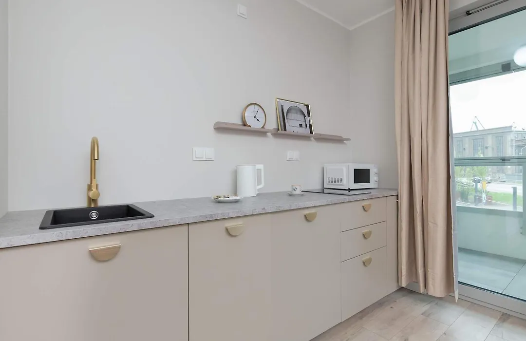 Eleganckie Studio Blisko Rzeki w Gdańsku z Balkonem by Noclegi Renters-1
