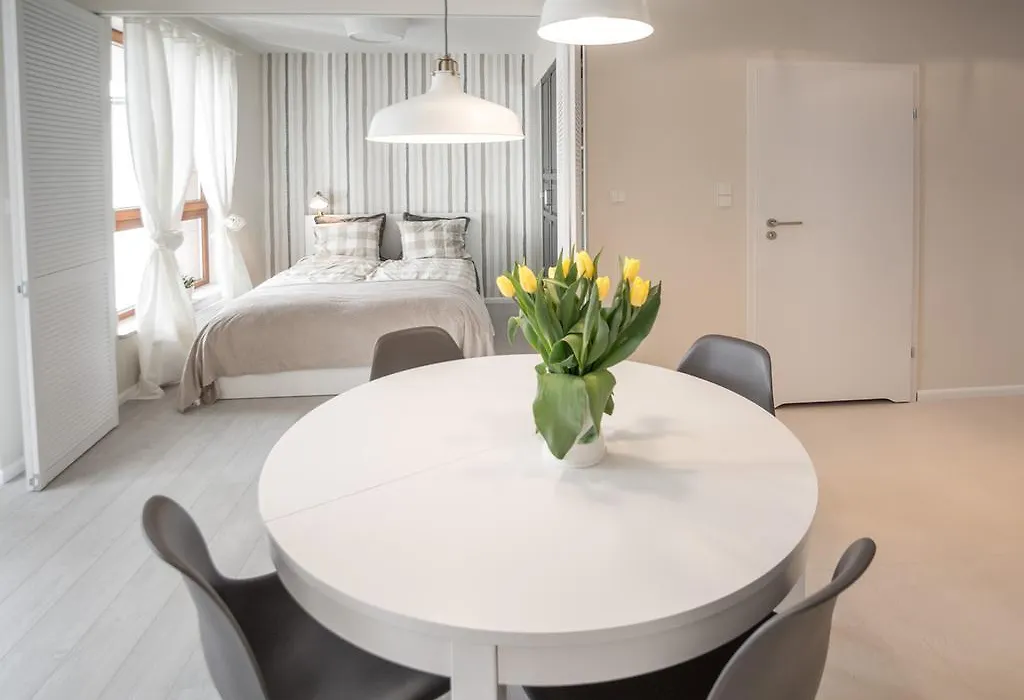 Apartament z widokiem na dworek-1