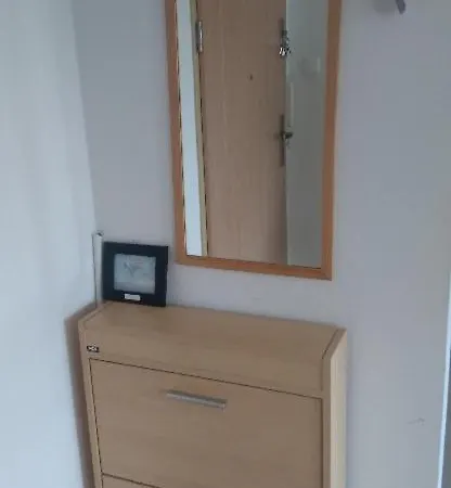 Jasne słoneczne mieszkanie niedaleko lotniska-3