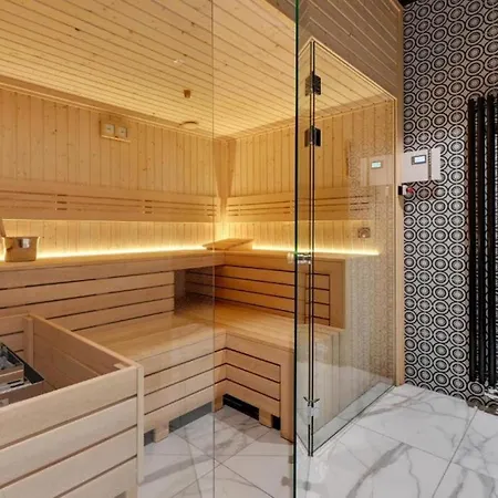 Jacuzzi Mirror Suite at Nadmotławie by Downtown Apartments-2