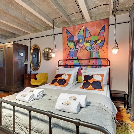 Cats & Crafts Loft By Downtown Apartments-3