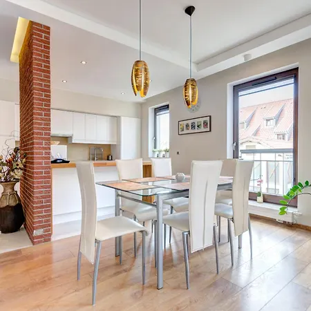 Apartments Old Town Szafarnia & By Noclegi Renters-3