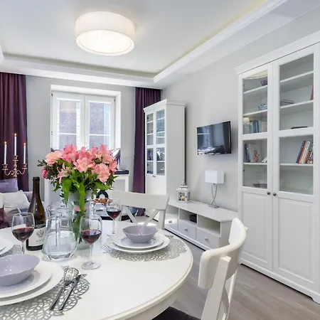 Elite Apartments Hamptons Old Town-3