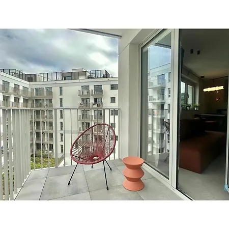 Shipyard Apartment - Near To Electricians Street, 5 Min To Pkp & Old Town-3
