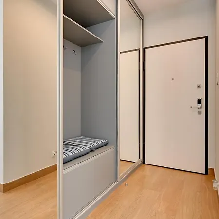Holiday Apartment Near The Sea - Free Private Parking-3