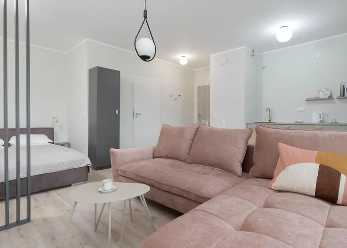 Eleganckie Studio Blisko Rzeki w Gdańsku z Balkonem by Noclegi Renters
