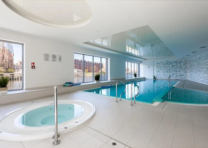 Flatbook s Waterlane Island Spa With Riverview